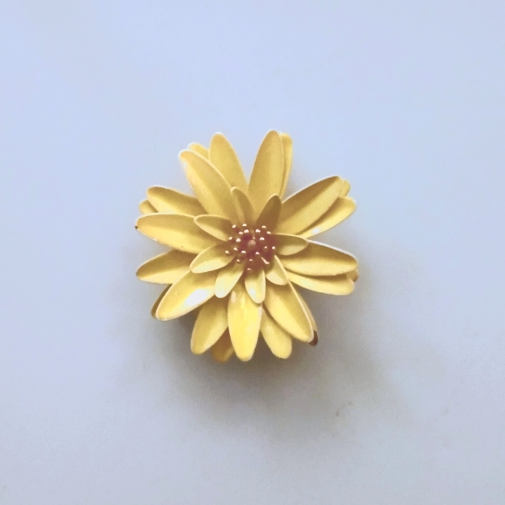 ♥️Vtg TRIFARI  Yellow Enamel  Daisy Brooch